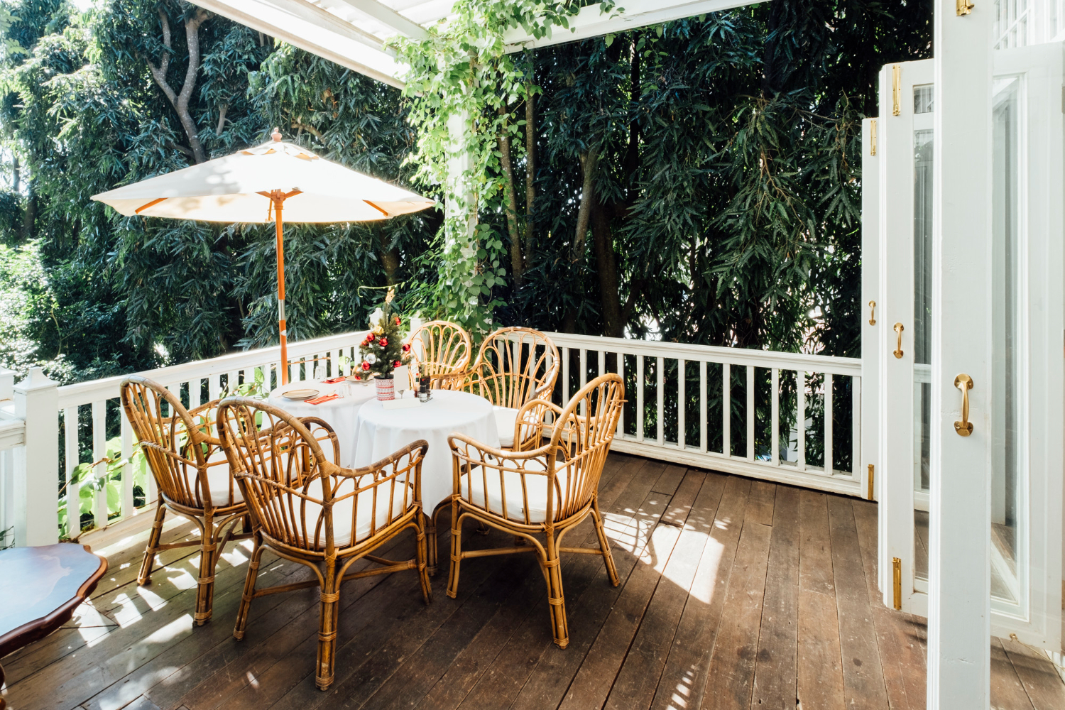 Beautiful vintage style outdoor home pergola featuring timber decking by Superior Decking Australia. 